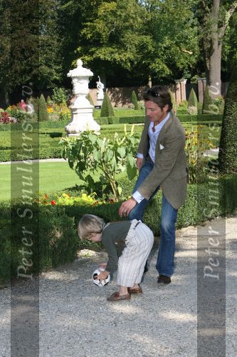 Apeldoorn, 9 September 2006
Fotosessie bij Kasteel \'t Loo met Prins Maurits voetballend met zijn zoontje Prins Lucas gaat de bal de sloot in
