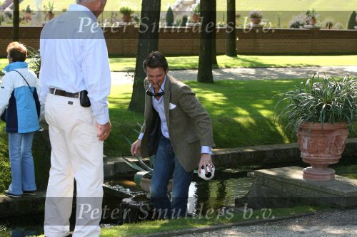 Apeldoorn, 9 September 2006
Fotosessie bij Kasteel \'t Loo met Prins Maurits voetballend met zijn zoontje Prins Lucas gaat de bal de sloot in