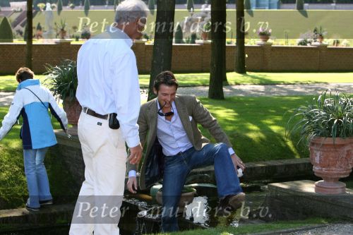 Apeldoorn, 9 September 2006
Fotosessie bij Kasteel \'t Loo met Prins Maurits voetballend met zijn zoontje Prins Lucas gaat de bal de sloot in