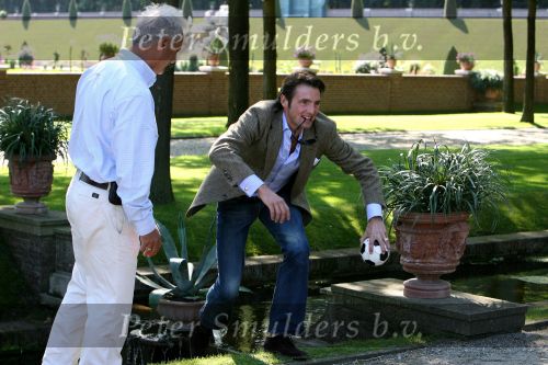 Apeldoorn, 9 September 2006
Fotosessie bij Kasteel \'t Loo met Prins Maurits voetballend met zijn zoontje Prins Lucas gaat de bal de sloot in