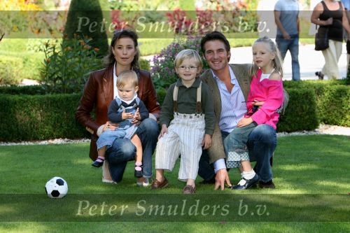 Apeldoorn, 9 September 2006
Fotosessie bij Kasteel \'t Loo met Prins Maurits en Prinses Marilene met hun kinderen Prinses Anna, Prins Lucas en Prinses Felicia.