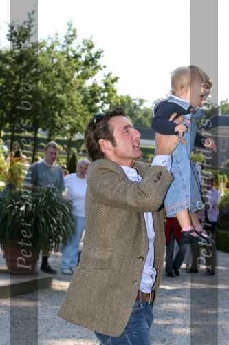 Apeldoorn, 9 September 2006
Fotosessie bij Kasteel \'t Loo met Prins Maurits met zijn dochter Prinses Felicia
© Peter Smulders BV