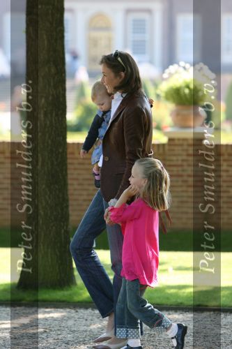 Apeldoorn, 9 September 2006
Fotosessie bij Kasteel \'t Loo Prinses Marilene met haar dochters Prinses Anna & Prinses Felicia.