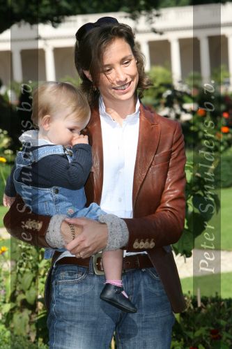 Apeldoorn, 9 September 2006
Fotosessie bij Kasteel \'t Loo Prinses Marilene met haar dochter Prinses Felicia.