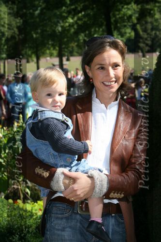 Apeldoorn, 9 September 2006
Fotosessie bij Kasteel \'t Loo Prinses Marilene met haar dochter Prinses Felicia.