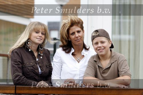 Almere 27 augustus 2006
Rachel Hazes met Andre en Roxanne bij hun nieuwe huis in Almere.