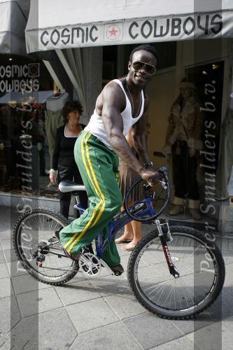 Amsterdam 14 september 2006
Regilio Tuur op mountain bike op de pc hooftstraat