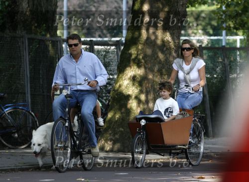 Amsterdam 26 augustus 2006
Reinout Oerlemans en Danielle Overgaag op de fiets met Thijmen Fiene Benjamin en hun hond.