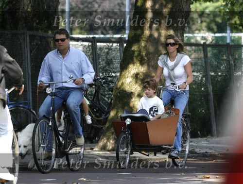Amsterdam 26 augustus 2006
Reinout Oerlemans en Danielle Overgaag op de fiets met Thijmen Fiene Benjamin en hun hond.