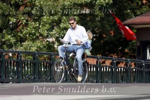 Amsterdam 26 augustus 2006
Reinout Oerlemans en Danielle Overgaag op de fiets met Thijmen Fiene Benjamin en hun hond.