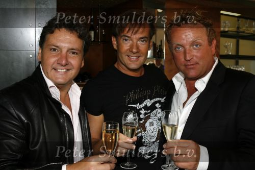 Loosdrecht 30 augustus 2006
presentatie gouden dvd van de toppers in concert bij Restaurant Zin. Gordon Rene Froger en Gerard Joling met champagne