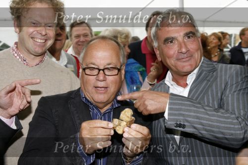 Hilversum 29 augustus 2006
Presentatie kookboek Rik Felderhof.
Rik Felderhof met witte truffel en Joop Braakhekke