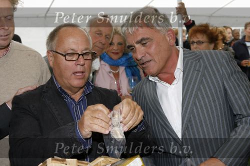 Hilversum 29 augustus 2006
Presentatie kookboek Rik Felderhof.
Rik Felderhof met witte truffel en Joop Braakhekke