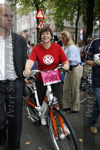 Den Bosch 17 september 2006
Fietsen voor Pink Ribbon met Leontien Zijlaard v Moorsel.
Rita Verdonk