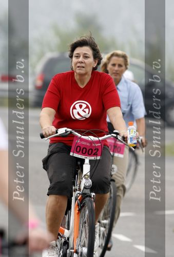 Den Bosch 17 september 2006
Fietsen voor Pink Ribbon met Leontien Zijlaard v Moorsel.
Rita Verdonk