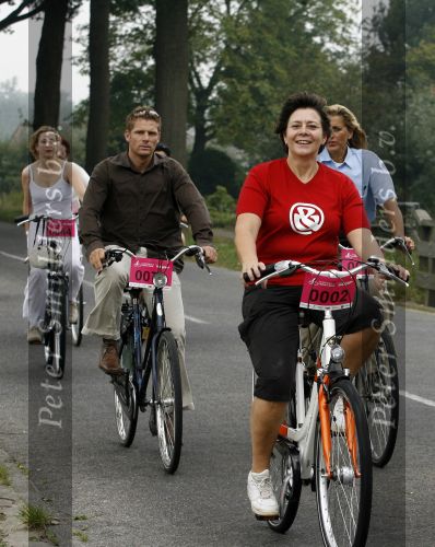 Den Bosch 17 september 2006
Fietsen voor Pink Ribbon met Leontien Zijlaard v Moorsel.
Rita Verdonk met beveiliging