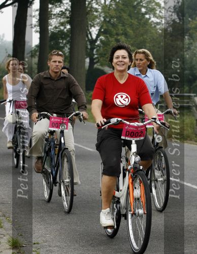 Den Bosch 17 september 2006
Fietsen voor Pink Ribbon met Leontien Zijlaard v Moorsel.
Rita Verdonk