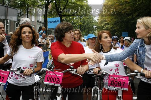 Den Bosch 17 september 2006
Fietsen voor Pink Ribbon met Leontien Zijlaard v Moorsel.
Leontien Rita Verdonk Nada v Nie en Anouk Smulders