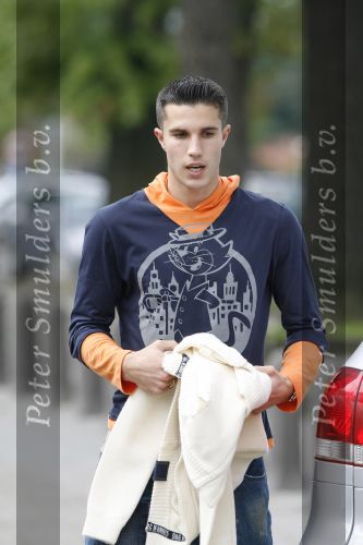 Eindhoven, 4 September 2006
Philips Stadion, bijeenkomst eerste training Nederlands elftal voor de wedstrijd tegen Wit Rusland.
Robin v Persie bij aankomst met zijn partner