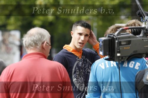 Eindhoven, 4 September 2006
Philips Stadion, bijeenkomst eerste training Nederlands elftal voor de wedstrijd tegen Wit Rusland.
Robin v Persie bij aankomst met zijn partner