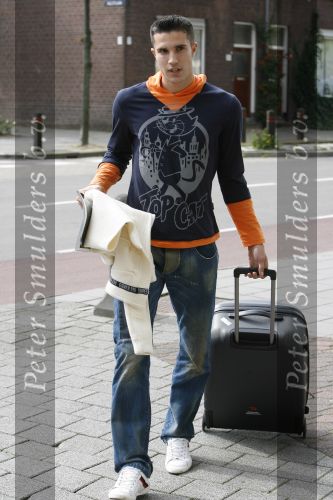 Eindhoven, 4 September 2006
Philips Stadion, bijeenkomst eerste training Nederlands elftal voor de wedstrijd tegen Wit Rusland.
Robin v Persie bij aankomst met zijn partner