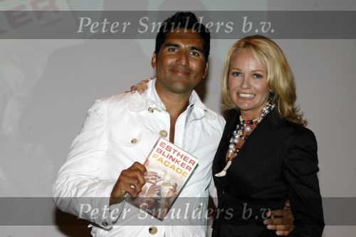 Noordwijk 26 augustus 2006
Presentatie Boek Esther Blinker in huis ter Duin.
 Esther Blinker en Rodrigo Otazu