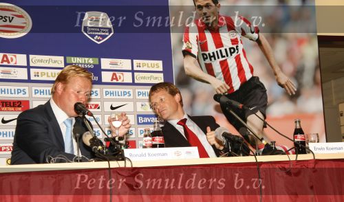 Eindhoven, 17 September 2006
Kompetitiewedstrijd PSV-Feyenoord, eindstand 2-1
De trainers Ronald Koeman en Erwin Koeman tijdens de persconferentie