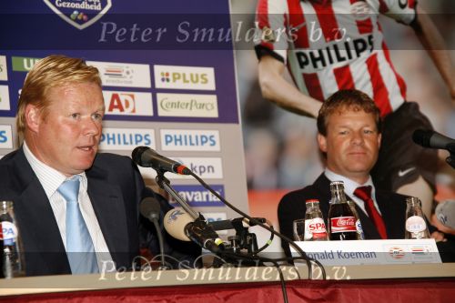 Eindhoven, 17 September 2006
Kompetitiewedstrijd PSV-Feyenoord, eindstand 2-1
PSV-trainer Ronald Koeman samen met zijn broer Erwin Koeman tijdens de persconferentie