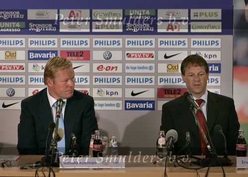 Eindhoven, 17 September 2006
Kompetitiewedstrijd PSV-Feyenoord, eindstand 2-1
PSV-trainer Ronald Koeman samen met zijn broer Erwin Koeman tijdens de persconferentie