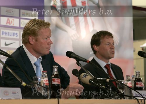 Eindhoven, 17 September 2006
Kompetitiewedstrijd PSV-Feyenoord, eindstand 2-1
PSV-trainer Ronald Koeman samen met zijn broer Erwin Koeman tijdens de persconferentie