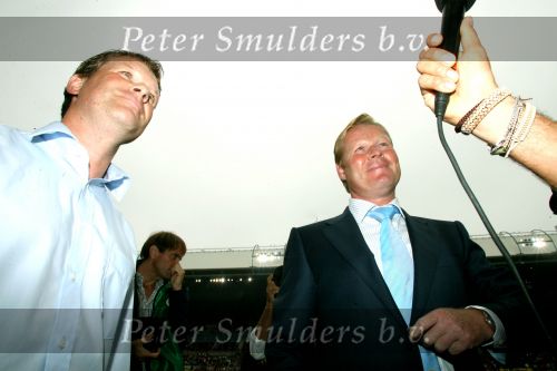 Eindhoven, 17 September 2006
Kompetitiewedstrijd PSV-Feyenoord, eindstand 2-1
PSV-trainer Ronald Koeman samen met zijn broer Erwin Koeman voor aanvang van de wedstrijd