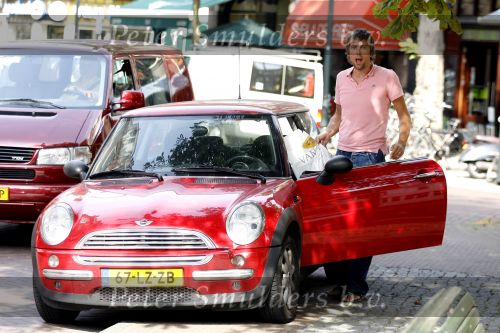 Amsterdam 14 september 2006
Ruud de Wild met de mini cooper van Kim Berkt (zijn side kick)