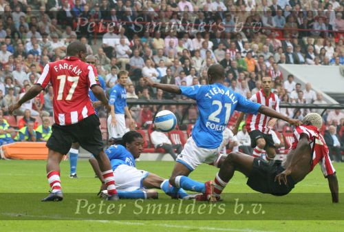 Eindhoven, 17 September 2006
Kompetitiewedstrijd PSV-Feyenoord, eindstand 2-1
Jefferson Farfan en Arouna Kone in duel met Serginho Green en Dwight Tiendalli van Feyenoord
© Foto Ronald Otter