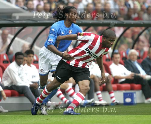 Eindhoven, 17 September 2006
Kompetitiewedstrijd PSV-Feyenoord, eindstand 2-1
Serginho Green in duel met Jefferson Farfan