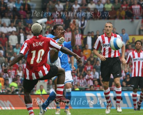 Eindhoven, 17 September 2006
Kompetitiewedstrijd PSV-Feyenoord, eindstand 2-1
Serginho Green in duel met Arouna Kone