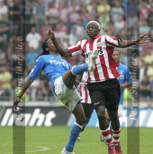 Eindhoven, 17 September 2006
Kompetitiewedstrijd PSV-Feyenoord, eindstand 2-1
Serginho Green in duel met Arouna Kone