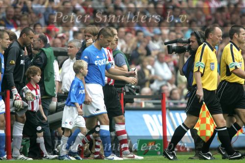 Eindhoven, 17 September 2006
Kompetitiewedstrijd PSV-Feyenoord, eindstand 2-1
Feyenoord-aanvoerder Theo Lucius samen met zijn oud ploeggenoot Timmy Simons