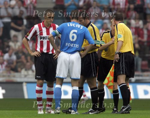 Eindhoven, 17 September 2006
Kompetitiewedstrijd PSV-Feyenoord, eindstand 2-1
Feyenoord-aanvoerder Theo Lucius samen met zijn oud ploeggenoot Timmy simons en scheidsrechter Pieter Vink