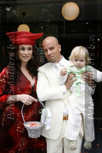 Amsterdam 2 september 2006
Tjeerd Oosterhuis en Edsilia Rombley trouwen in de Rode hoed.
Trijntje met haar zoontje Jonas en Tjeerd
Peter Smulders bv