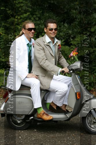 Ulvenhout 12 augustus 2006
Tom Sebastian en Bas trouwen. op vespa scooter