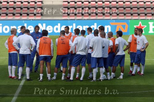 Eindhoven, 4 September 2006
Traing Nederlands elftal voor de wedstrijd tegen Wit Rusland a.s. woensdag.
Marco v Basten instrueert en bespreek de wedstrijd van afgelopen zaterdag tegen Luxemburg
