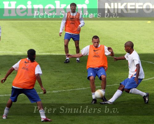 Eindhoven, 4 September 2006
Traing Nederlands elftal voor de wedstrijd tegen Wit Rusland a.s. woensdag.
Johnny Heitinga contra Babel