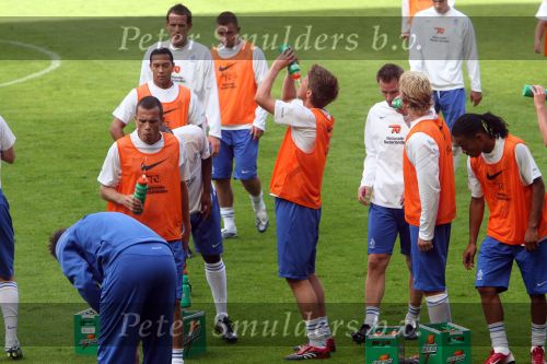 Eindhoven, 4 September 2006
Traing Nederlands elftal voor de wedstrijd tegen Wit Rusland a.s. woensdag.
Het was warm en werd er veel gedronken door o.a. Klaas Jan Huntelaar Johnny Heitinga Dirk Kuyt