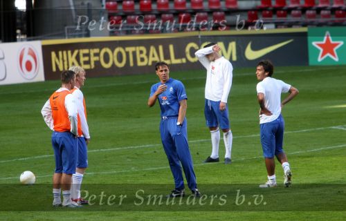 Eindhoven, 4 September 2006
Traing Nederlands elftal voor de wedstrijd tegen Wit Rusland a.s. woensdag.
Marco v Basten instrueert met name Dirk Kuyt
Rechts Giovanni v Bronckhorst en Robin v Persie