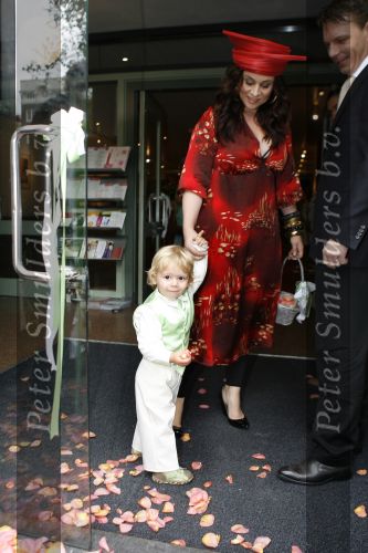 Amsterdam 2 september 2006
Tjeerd Oosterhuis en Edsilia Rombley trouwen in de Rode hoed.
Trijntje met haar zoontje Jonas