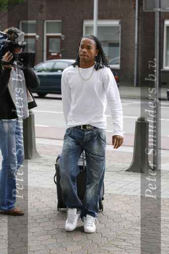 Eindhoven, 4 September 2006
Philips Stadion, bijeenkomst eerste training Nederlands elftal voor de wedstrijd tegen Wit Rusland.
Urby Emanuelson bij aankomst
