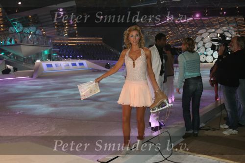 Eindhoven, 3 September 2006
Dancing On Ice ( 2e avond )
Wendy v dijk na afloop met de schaatsen in haar huis op weg naar het kleedlokaal