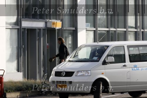 Schiphol Oost 3 september 2006
Wessel v Diepen en Daphne Bunskoek komen per prive jet aan op schiphol oost.