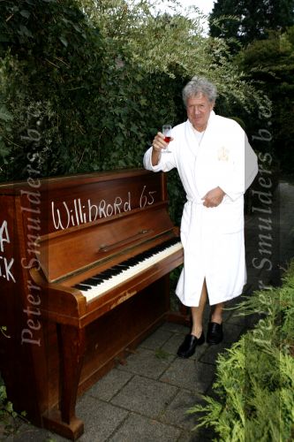Laren 6 september 2006
Willibrord Frequin wordt verrast door zijn vrienden op zijn 65e verjaardag. Zijn vrienden uit Moeke Spijstra zetten een piano voor zijn deur.