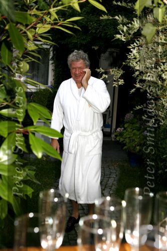 Laren 6 september 2006
Willibrord Frequin wordt verrast door zijn vrienden op zijn 65e verjaardag. Zijn vrienden uit Moeke Spijstra zetten een piano voor zijn deur.